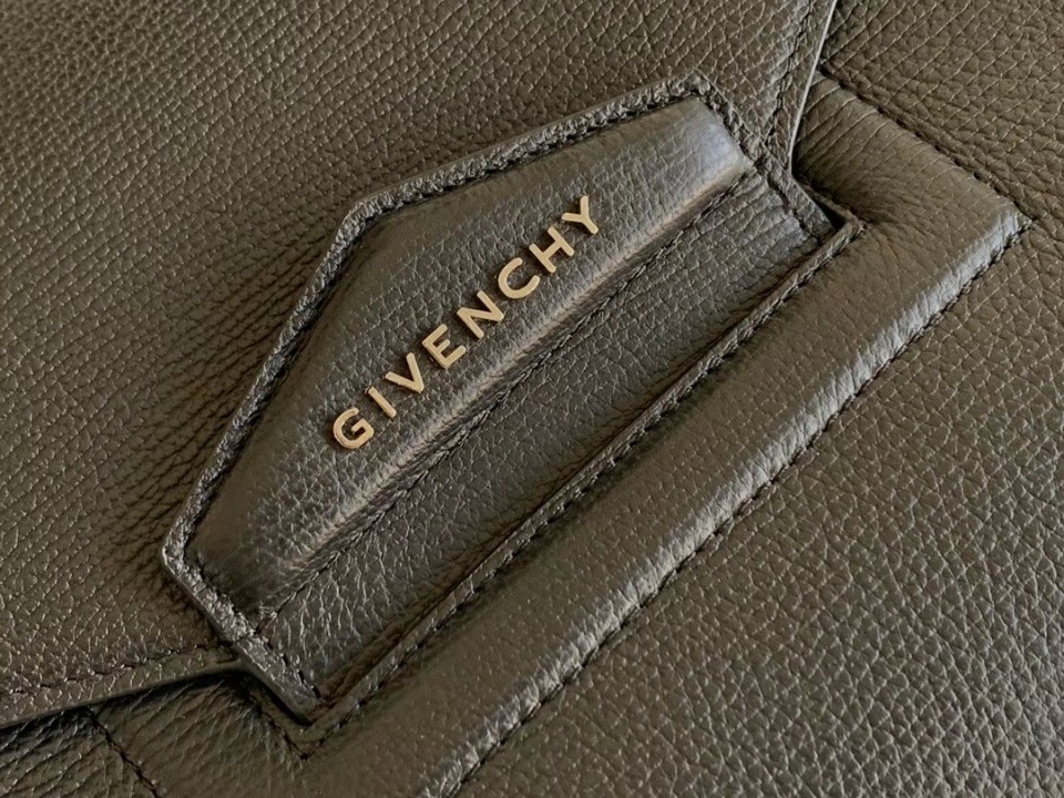 Givenchy 지방시 미듐 사이즈 은장 로고 블랙 레더 안티고나 엔벨롭 클러치