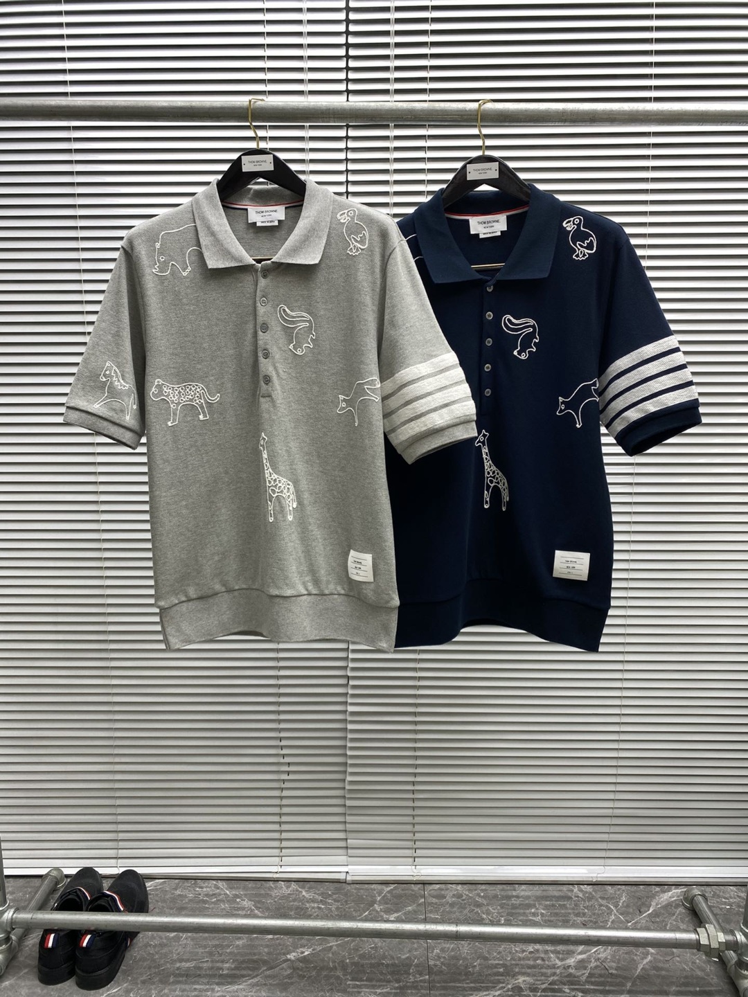 Thom Browne 톰브라운 코튼 피케 멀티 애니멀 아이콘 V 넥 4-바 폴로 셔츠
