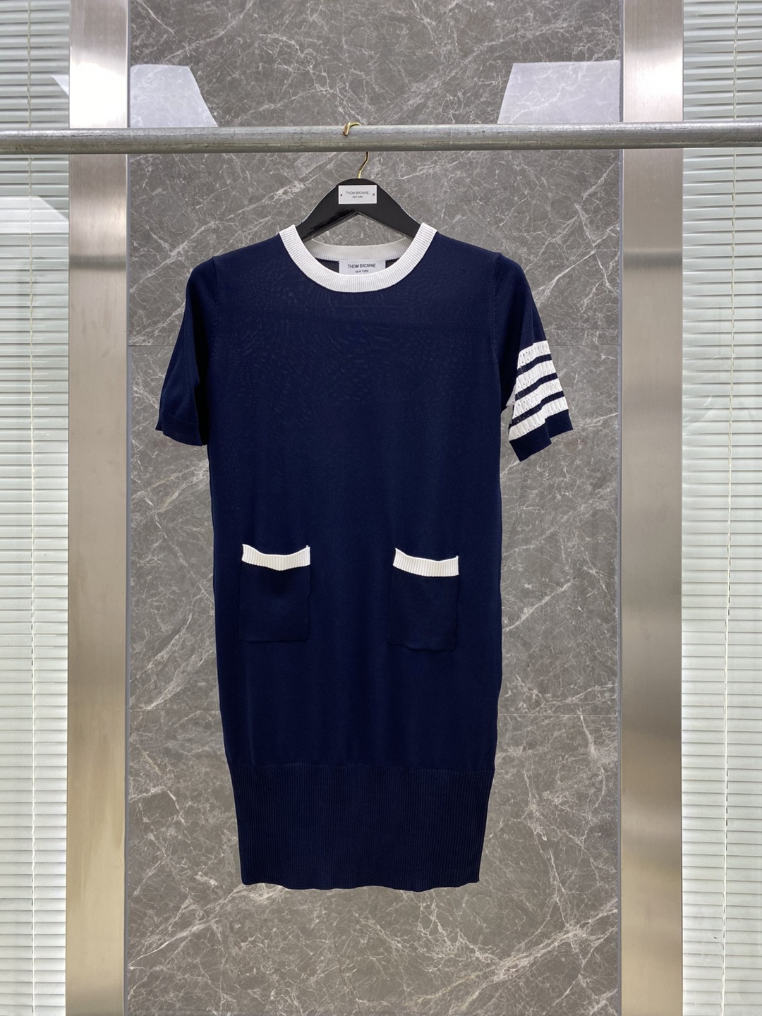Thom Browne 톰브라운 코튼 헥터 다이애그널 스트라이프 아이콘 쇼트 슬리브 4-바 미니 드레스