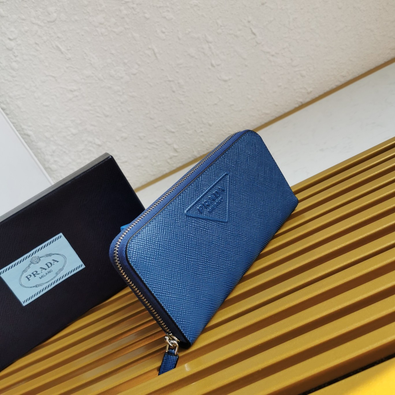 PRADA 프라다 사피아노 트라이앵글 로고 라운드 지퍼 지갑