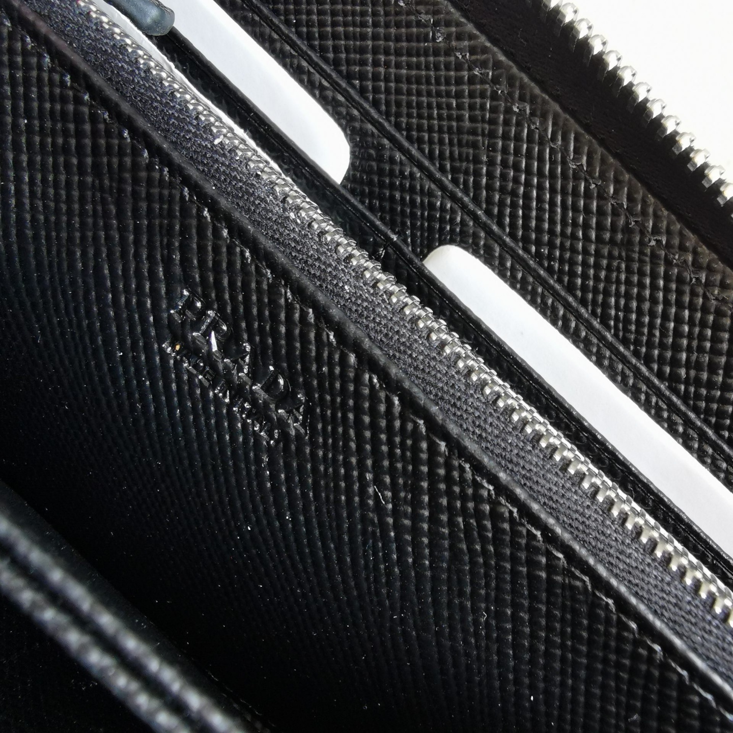 PRADA 프라다 사피아노 트라이앵글 로고 라운드 지퍼 지갑